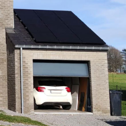 panneaux solaires poses sur le toit d un garage