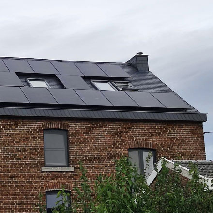 panneaux solaires dans la province de liege et ciel gris