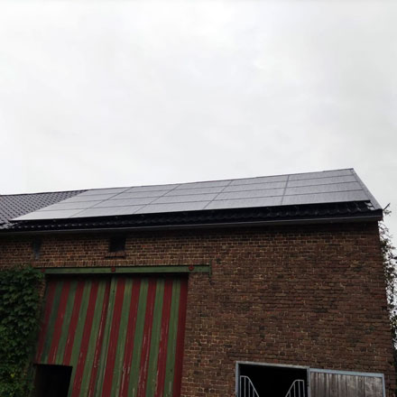 panneaux solaires installes sur une grange de ferme dans la region de liege